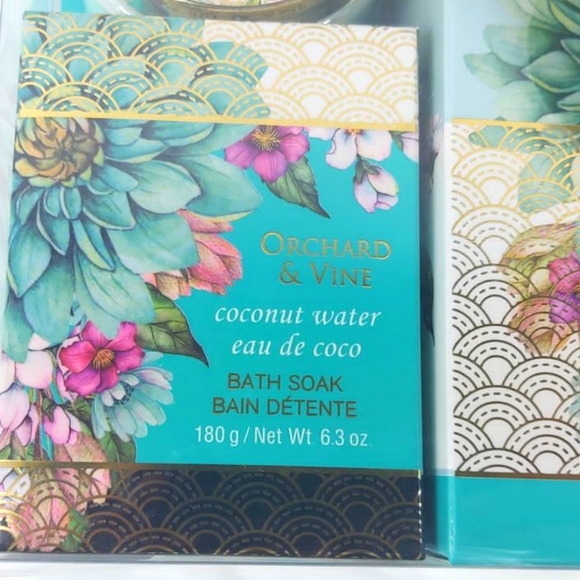 Orchard & Vine Bath Gift Set - Picture 3 of 5